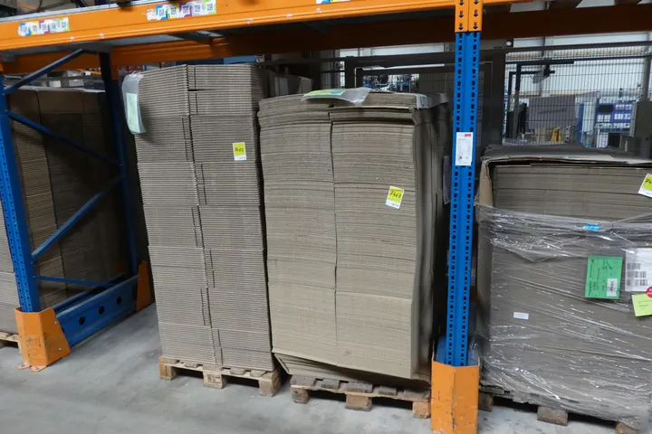 Konvolut Deckel B-Welle 390x290x55, braun, gerillt und geschlitzt Umfang: Palette mit Inhalt